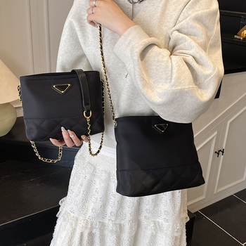 Ženska crossbody torba — urbana jednostavnost, poseban materijal, okomita kvadratna forma, zatvaranje na zip, unutarnja džep sa zipom i džep za telefon