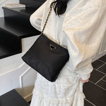 Ženska crossbody torba — urbana jednostavnost, poseban materijal, okomita kvadratna forma, zatvaranje na zip, unutarnja džep sa zipom i džep za telefon