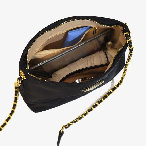 Ženska crossbody torba — urbana jednostavnost, poseban materijal, okomita kvadratna forma, zatvaranje na zip, unutarnja džep sa zipom i džep za telefon