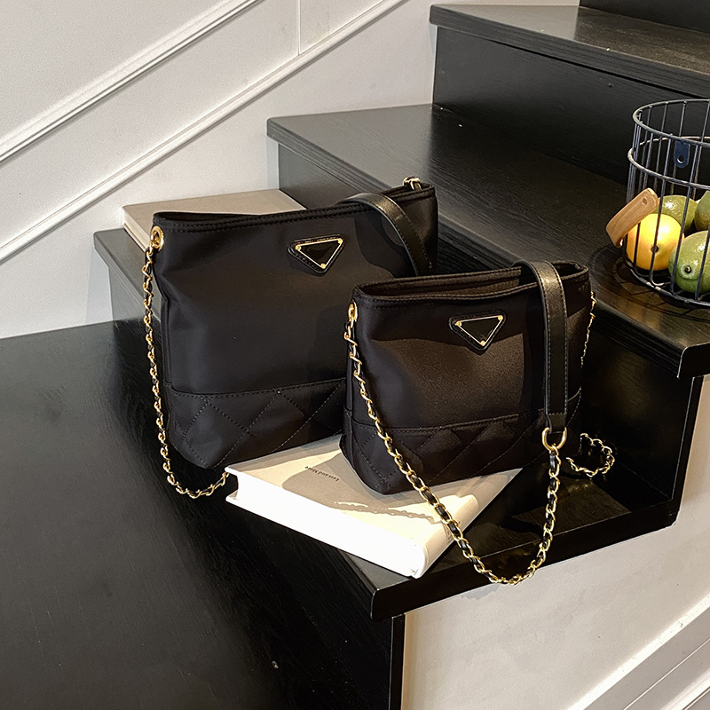 Ženska crossbody torba — urbana jednostavnost, poseban materijal, okomita kvadratna forma, zatvaranje na zip, unutarnja džep sa zipom i džep za telefon