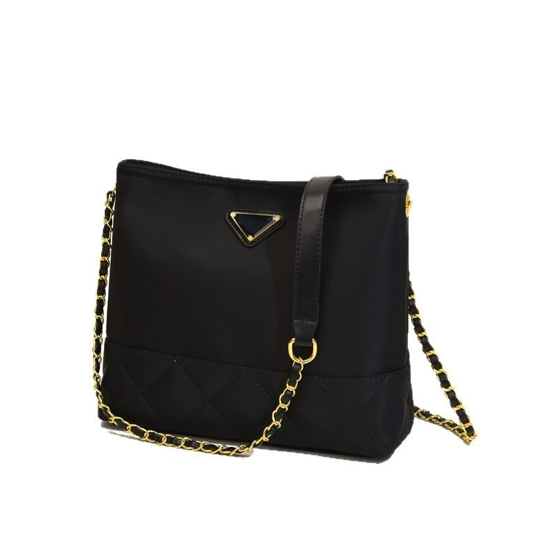 Ženska crossbody torba — urbana jednostavnost, poseban materijal, okomita kvadratna forma, zatvaranje na zip, unutarnja džep sa zipom i džep za telefon