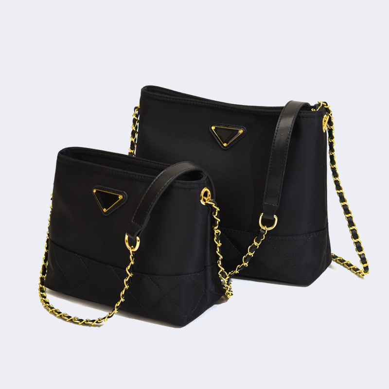 Ženska crossbody torba — urbana jednostavnost, poseban materijal, okomita kvadratna forma, zatvaranje na zip, unutarnja džep sa zipom i džep za telefon