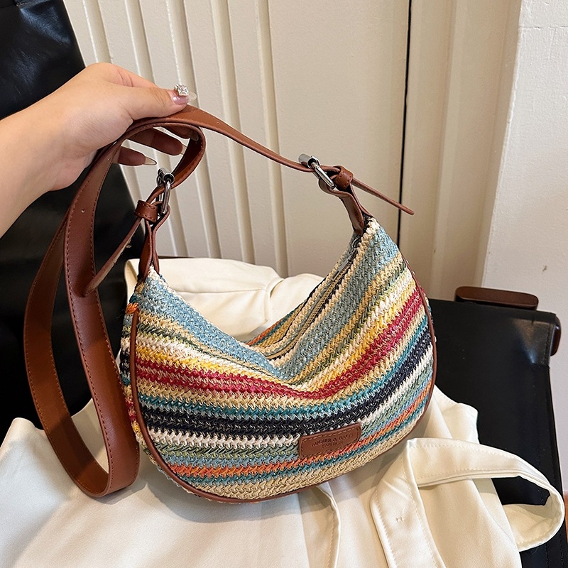Slamnata crossbody torbica s zatvaračem, vodoravnog kvadratnog oblika, poliester podstava (Proljeće 2025)
