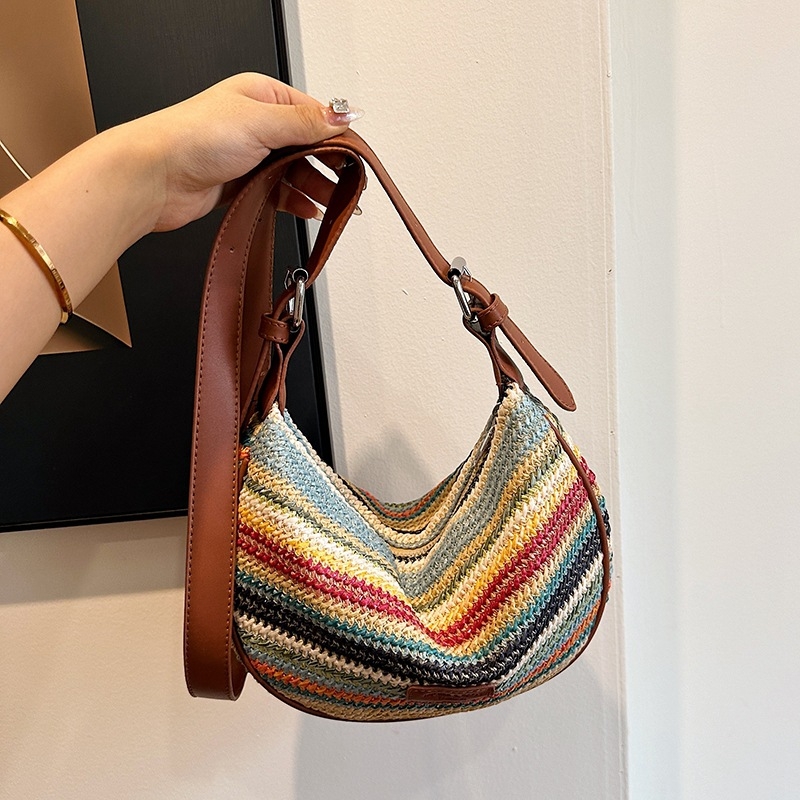 Slamnata crossbody torbica s zatvaračem, vodoravnog kvadratnog oblika, poliester podstava (Proljeće 2025)