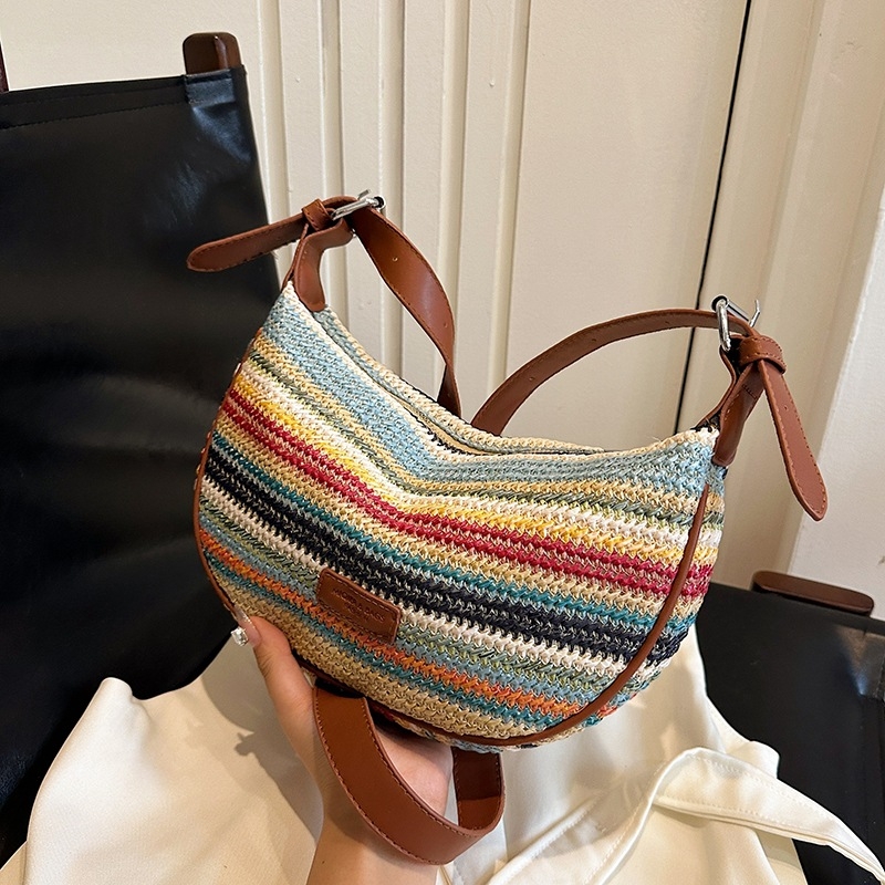 Slamnata crossbody torbica s zatvaračem, vodoravnog kvadratnog oblika, poliester podstava (Proljeće 2025)