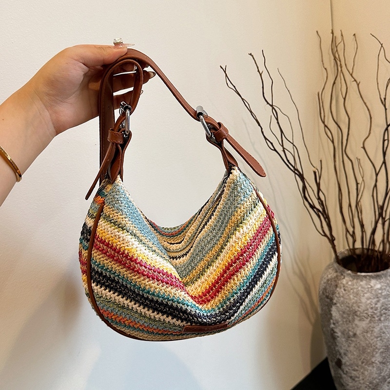 Slamnata crossbody torbica s zatvaračem, vodoravnog kvadratnog oblika, poliester podstava (Proljeće 2025)