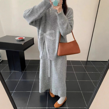 Kötött szett: aszimmetrikus csomóval és hasítékkal ellátott kosztüm szoknyával — gyapjú-keverék felső, hosszú gyapjú-keverék szoknya gyöngyökkel