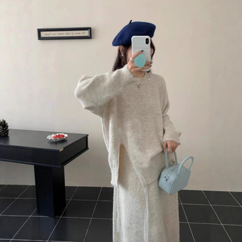 Kötött szett: aszimmetrikus csomóval és hasítékkal ellátott kosztüm szoknyával — gyapjú-keverék felső, hosszú gyapjú-keverék szoknya gyöngyökkel