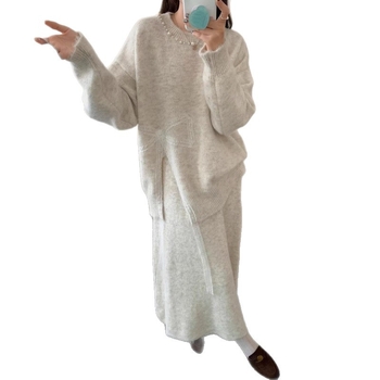 Kötött szett: aszimmetrikus csomóval és hasítékkal ellátott kosztüm szoknyával — gyapjú-keverék felső, hosszú gyapjú-keverék szoknya gyöngyökkel