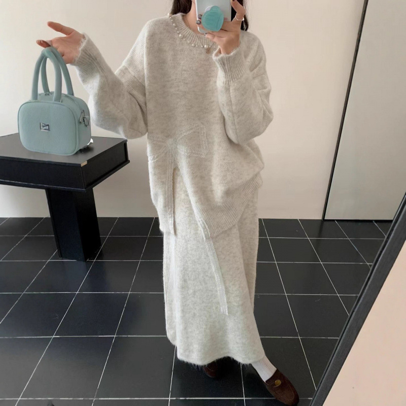 Kötött szett: aszimmetrikus csomóval és hasítékkal ellátott kosztüm szoknyával — gyapjú-keverék felső, hosszú gyapjú-keverék szoknya gyöngyökkel