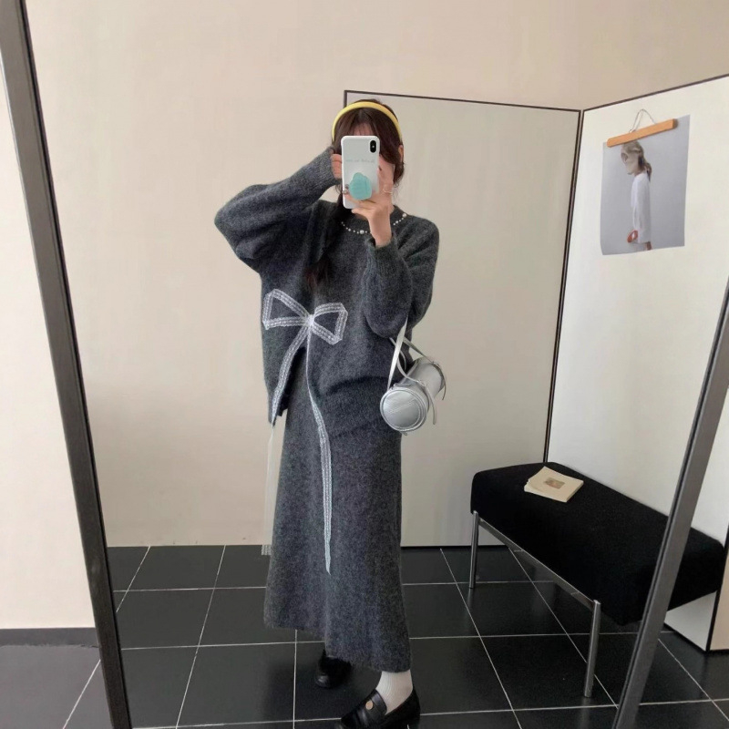 Kötött szett: aszimmetrikus csomóval és hasítékkal ellátott kosztüm szoknyával — gyapjú-keverék felső, hosszú gyapjú-keverék szoknya gyöngyökkel