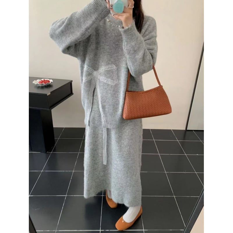 Kötött szett: aszimmetrikus csomóval és hasítékkal ellátott kosztüm szoknyával — gyapjú-keverék felső, hosszú gyapjú-keverék szoknya gyöngyökkel