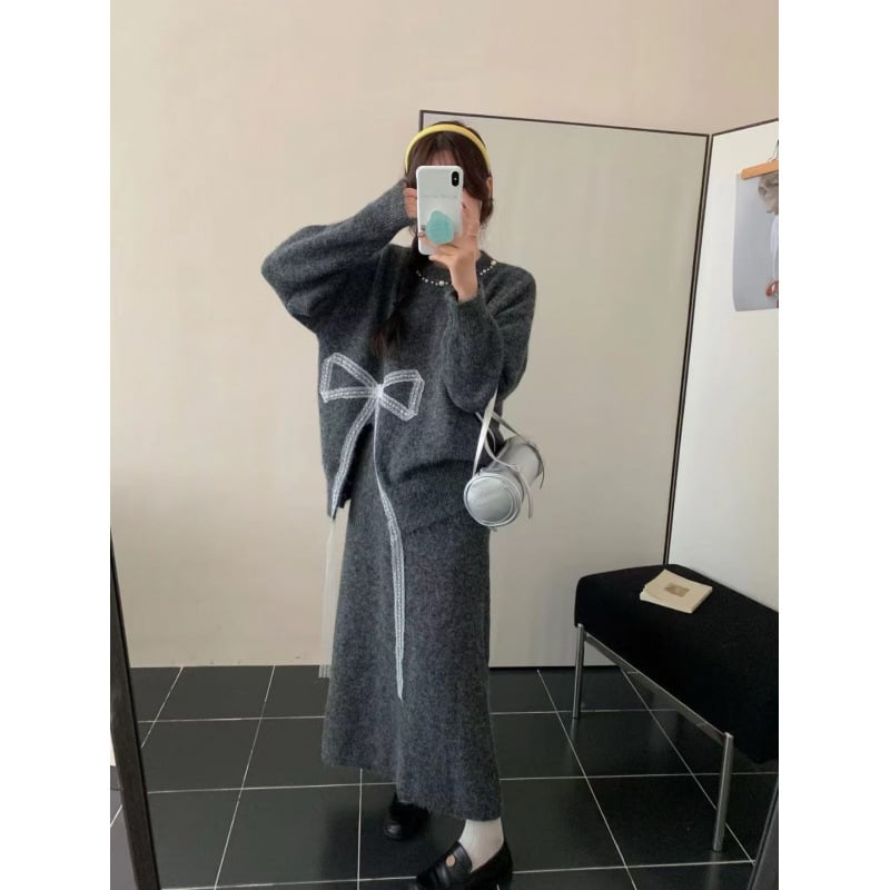 Kötött szett: aszimmetrikus csomóval és hasítékkal ellátott kosztüm szoknyával — gyapjú-keverék felső, hosszú gyapjú-keverék szoknya gyöngyökkel