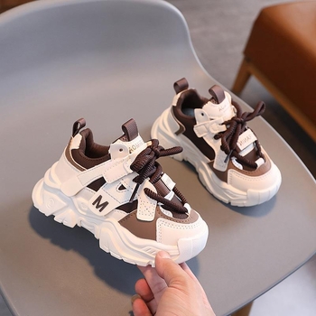 Dječje tenisice u stilu Dad Shoes s gornjim dijelom od sintetičke kože, gumenu potplatu, zatvaračem na Velcro, prozračne i protuklizne