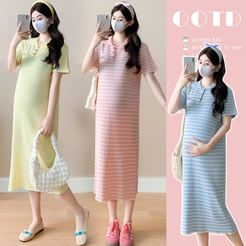 Rochie de maternitate cu model în dungi, guler rotund, mâneci 3/4, material tricot poliester-bumbac, croială A-line, lungime midi