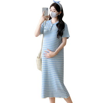 Rochie de maternitate cu model în dungi, guler rotund, mâneci 3/4, material tricot poliester-bumbac, croială A-line, lungime midi