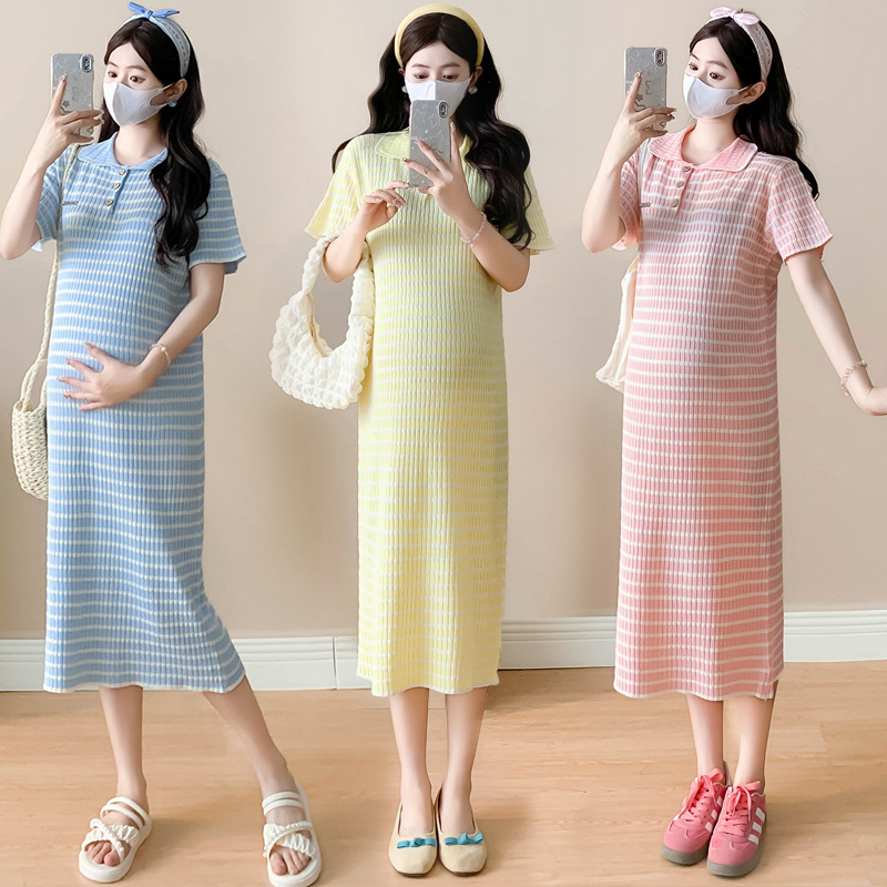 Rochie de maternitate cu model în dungi, guler rotund, mâneci 3/4, material tricot poliester-bumbac, croială A-line, lungime midi