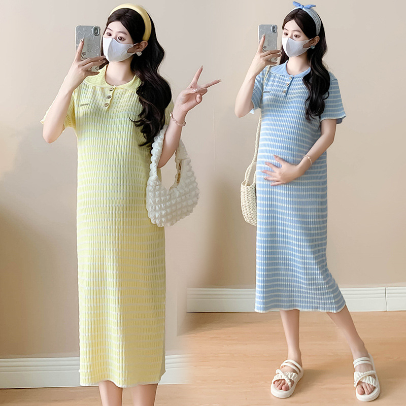 Rochie de maternitate cu model în dungi, guler rotund, mâneci 3/4, material tricot poliester-bumbac, croială A-line, lungime midi