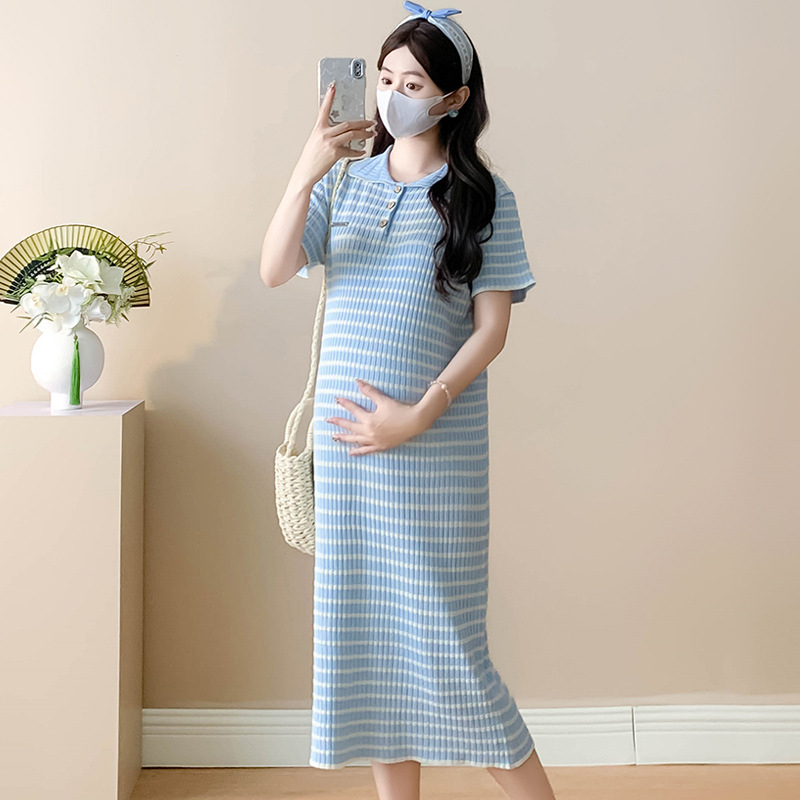 Rochie de maternitate cu model în dungi, guler rotund, mâneci 3/4, material tricot poliester-bumbac, croială A-line, lungime midi