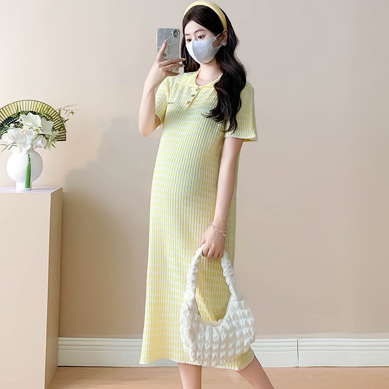 Rochie de maternitate cu model în dungi, guler rotund, mâneci 3/4, material tricot poliester-bumbac, croială A-line, lungime midi