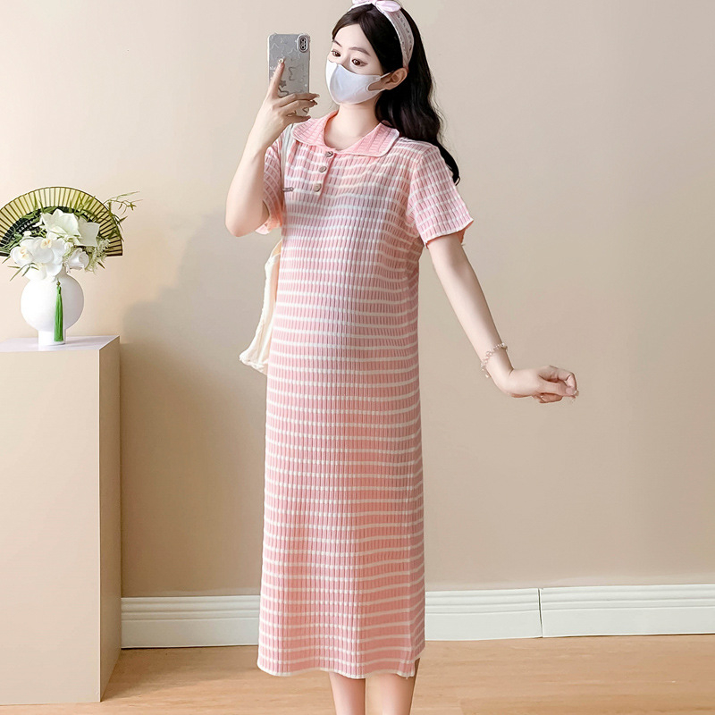 Rochie de maternitate cu model în dungi, guler rotund, mâneci 3/4, material tricot poliester-bumbac, croială A-line, lungime midi