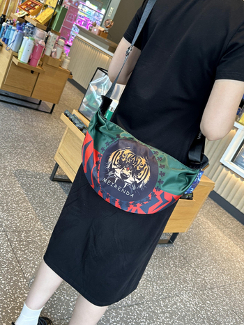 Crossbody dumpling torba — lagana Oxford tkanina, zatvaranje na zip, unutarnja zip pretinac, pretinac za telefon, pretinac za sendvič