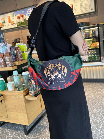 Crossbody dumpling torba — lagana Oxford tkanina, zatvaranje na zip, unutarnja zip pretinac, pretinac za telefon, pretinac za sendvič