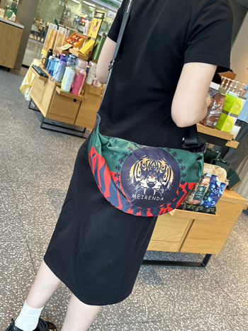 Crossbody dumpling torba — lagana Oxford tkanina, zatvaranje na zip, unutarnja zip pretinac, pretinac za telefon, pretinac za sendvič