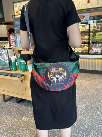 Crossbody dumpling torba — lagana Oxford tkanina, zatvaranje na zip, unutarnja zip pretinac, pretinac za telefon, pretinac za sendvič