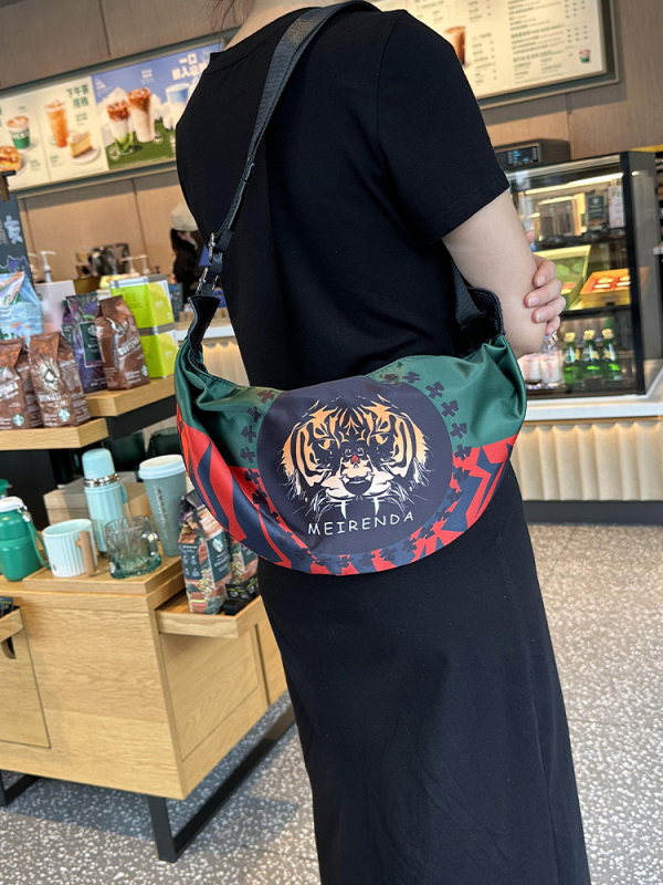 Crossbody dumpling torba — lagana Oxford tkanina, zatvaranje na zip, unutarnja zip pretinac, pretinac za telefon, pretinac za sendvič