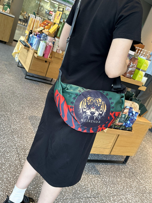 Crossbody dumpling torba — lagana Oxford tkanina, zatvaranje na zip, unutarnja zip pretinac, pretinac za telefon, pretinac za sendvič