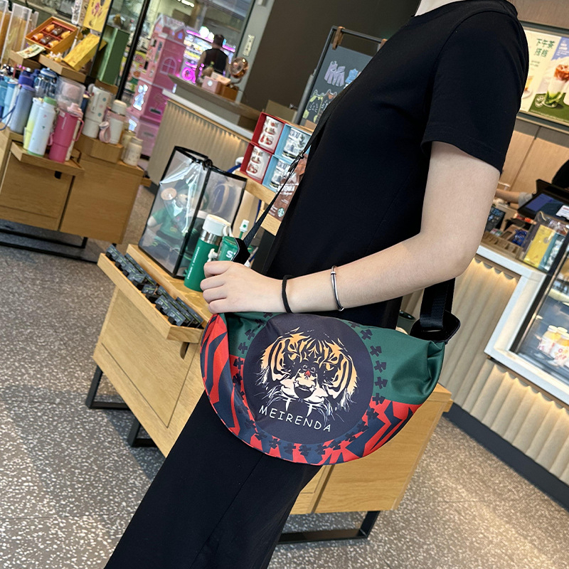 Crossbody dumpling torba — lagana Oxford tkanina, zatvaranje na zip, unutarnja zip pretinac, pretinac za telefon, pretinac za sendvič