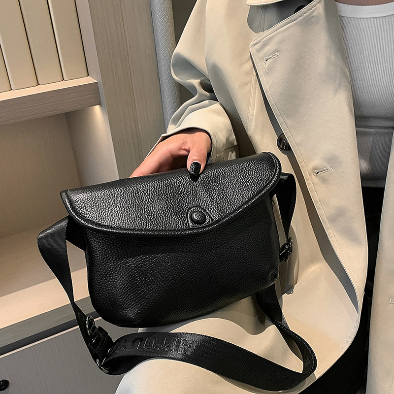 Ženska torbica od prave kože, minimalistički dizajn preko ramena, vrhunska kravlja koža, zatvaranje poklopcem, unutarnji džepovi sa zipom i džep za telefon, trodimenzionalan vanjski oblik