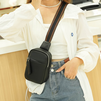 Kros torba od prave kože, street style; koža prvog sloja; podstava poliester-bavlja; zatvaranje zipom