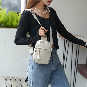 Kros torba od prave kože, street style; koža prvog sloja; podstava poliester-bavlja; zatvaranje zipom