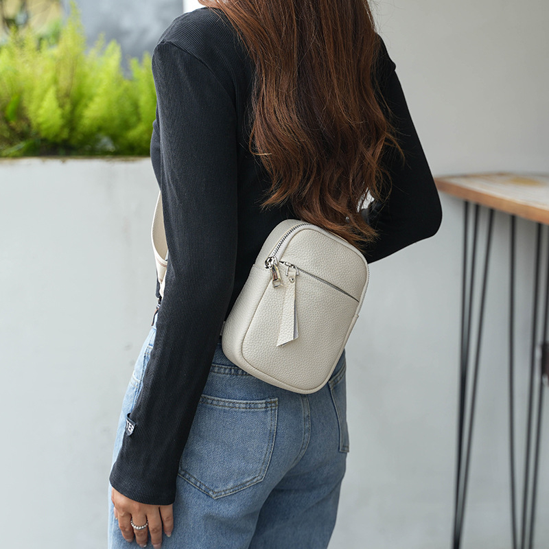 Kros torba od prave kože, street style; koža prvog sloja; podstava poliester-bavlja; zatvaranje zipom