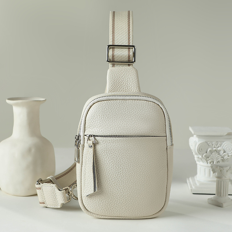 Kros torba od prave kože, street style; koža prvog sloja; podstava poliester-bavlja; zatvaranje zipom