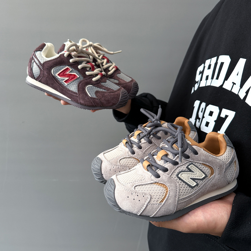Dječje sportske tenisice s gornjim dijelom od nubuka, Velcro zatvarač, prozračne i apsorbiraju udarce, pogodne za proljeće i jesen, uzrast 4–12 godina.