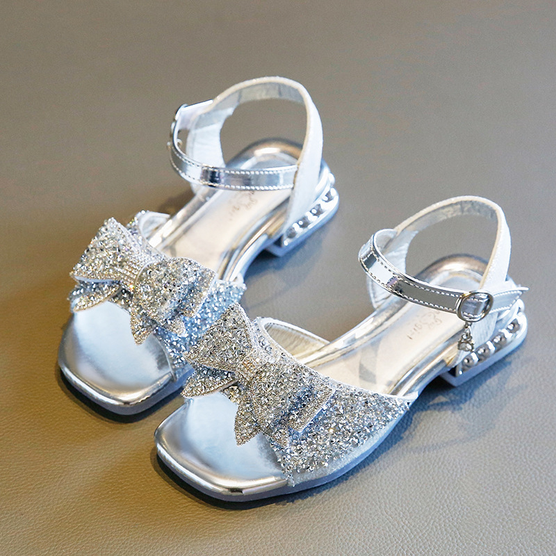 Sandale pentru fetițe cu toc înalt, funda și ornamente din cristale, design respirabil, partea superioară decupată, talpă din cauciuc natural, vopsire manuală