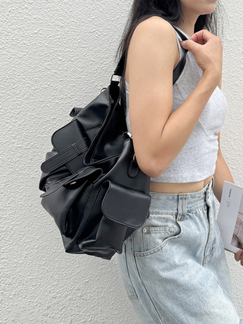 Geantă crossbody cu design cu mai multe buzunare și capacitate mare, material PU, formă orizontală pătrată, închidere cu fermoar, căptușeală poliester, buzunar ascuns cu fermoar.