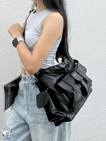 Geantă crossbody cu design cu mai multe buzunare și capacitate mare, material PU, formă orizontală pătrată, închidere cu fermoar, căptușeală poliester, buzunar ascuns cu fermoar.