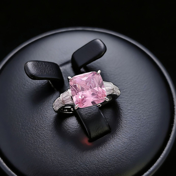 Női négyzet alakú gyűrű cirkóniával, aranyozott réz alap, polírozott felület, divatos stílus