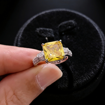 Női négyzet alakú gyűrű cirkóniával, aranyozott réz alap, polírozott felület, divatos stílus