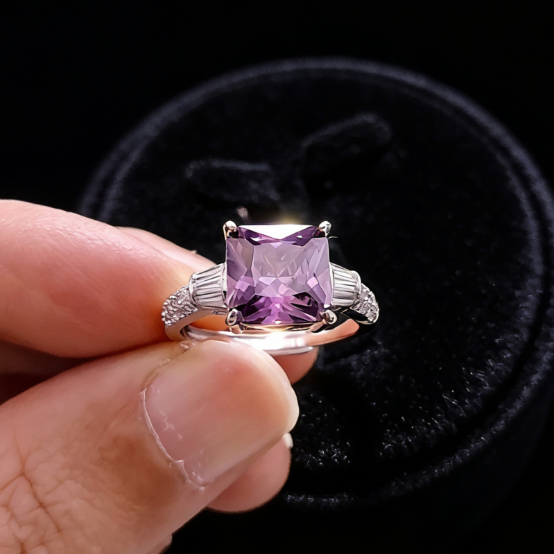 Női négyzet alakú gyűrű cirkóniával, aranyozott réz alap, polírozott felület, divatos stílus