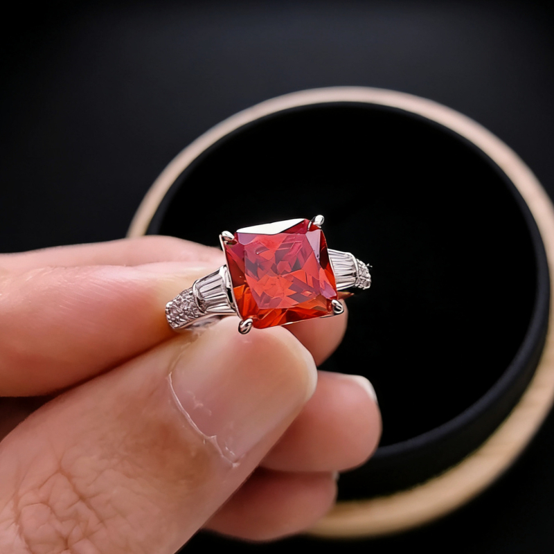 Női négyzet alakú gyűrű cirkóniával, aranyozott réz alap, polírozott felület, divatos stílus