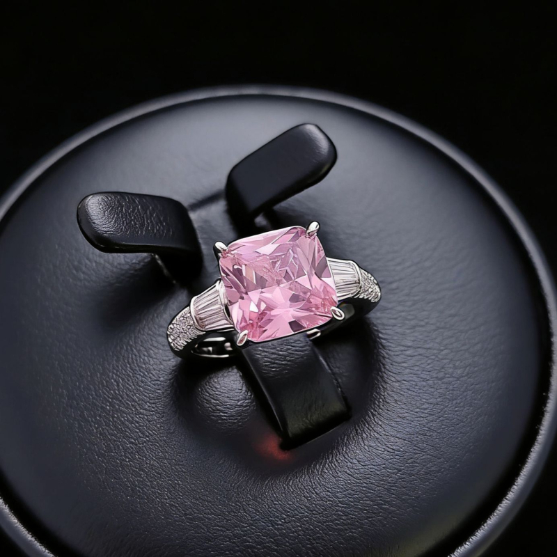 Női négyzet alakú gyűrű cirkóniával, aranyozott réz alap, polírozott felület, divatos stílus