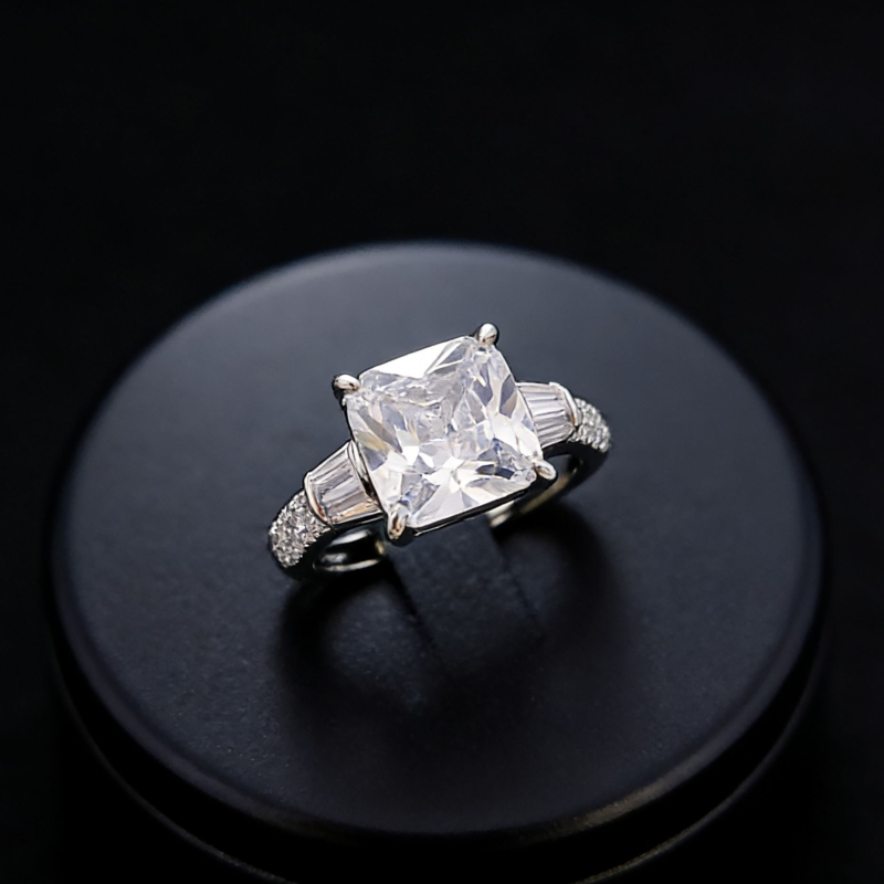 Női négyzet alakú gyűrű cirkóniával, aranyozott réz alap, polírozott felület, divatos stílus