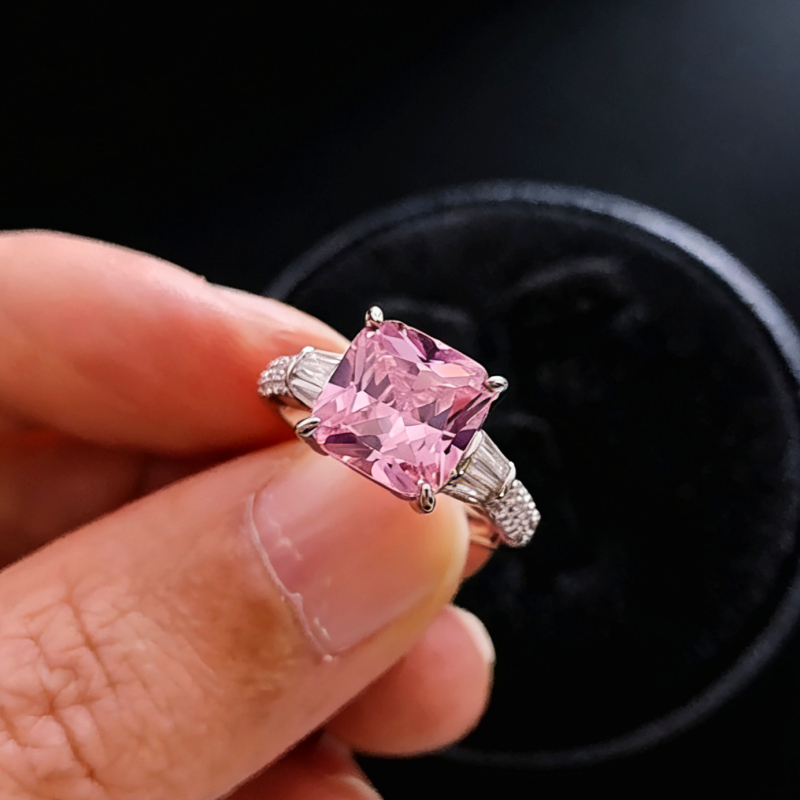 Női négyzet alakú gyűrű cirkóniával, aranyozott réz alap, polírozott felület, divatos stílus