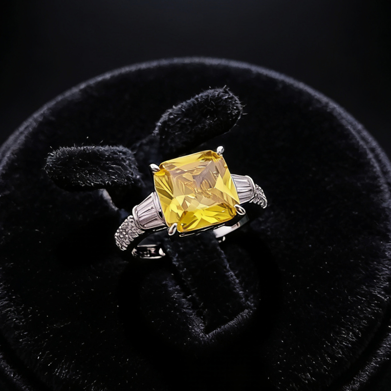 Női négyzet alakú gyűrű cirkóniával, aranyozott réz alap, polírozott felület, divatos stílus