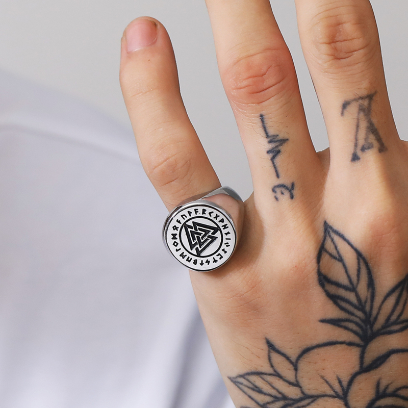 Inel din oțel de titan, design geometric, nod triunghiular, runa Luen Rune